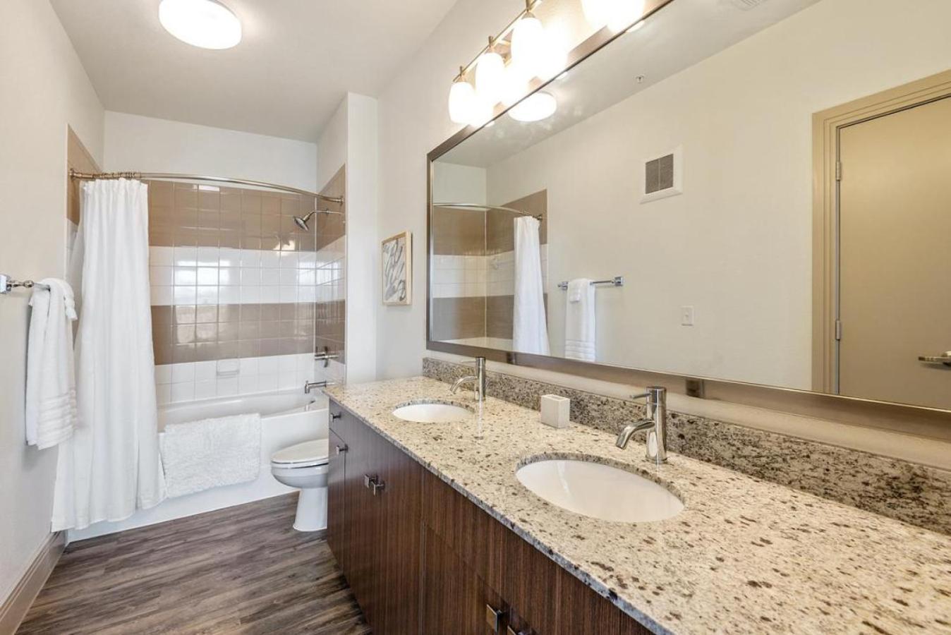 Landing Modern Apartment With Amazing Amenities Birmingham Bagian luar foto